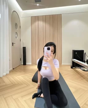 性感迷人兼职小美女