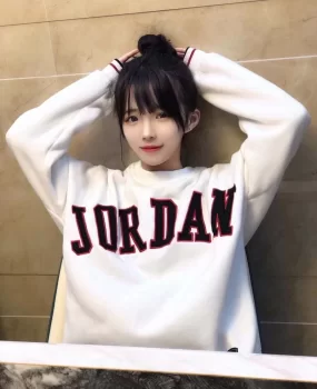 青春小姐姐，外表清纯上床骚，大白奶子大白屁股粉鲍鱼